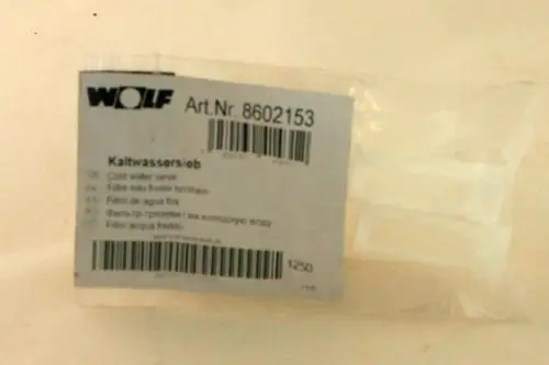 Wolf Kaltwassersieb verpackt in transparenter Folie, Artikelnummer 8602153. Beschriftung in mehreren Sprachen: COLD WATER SIEVE, Filtro de agua fría usw.